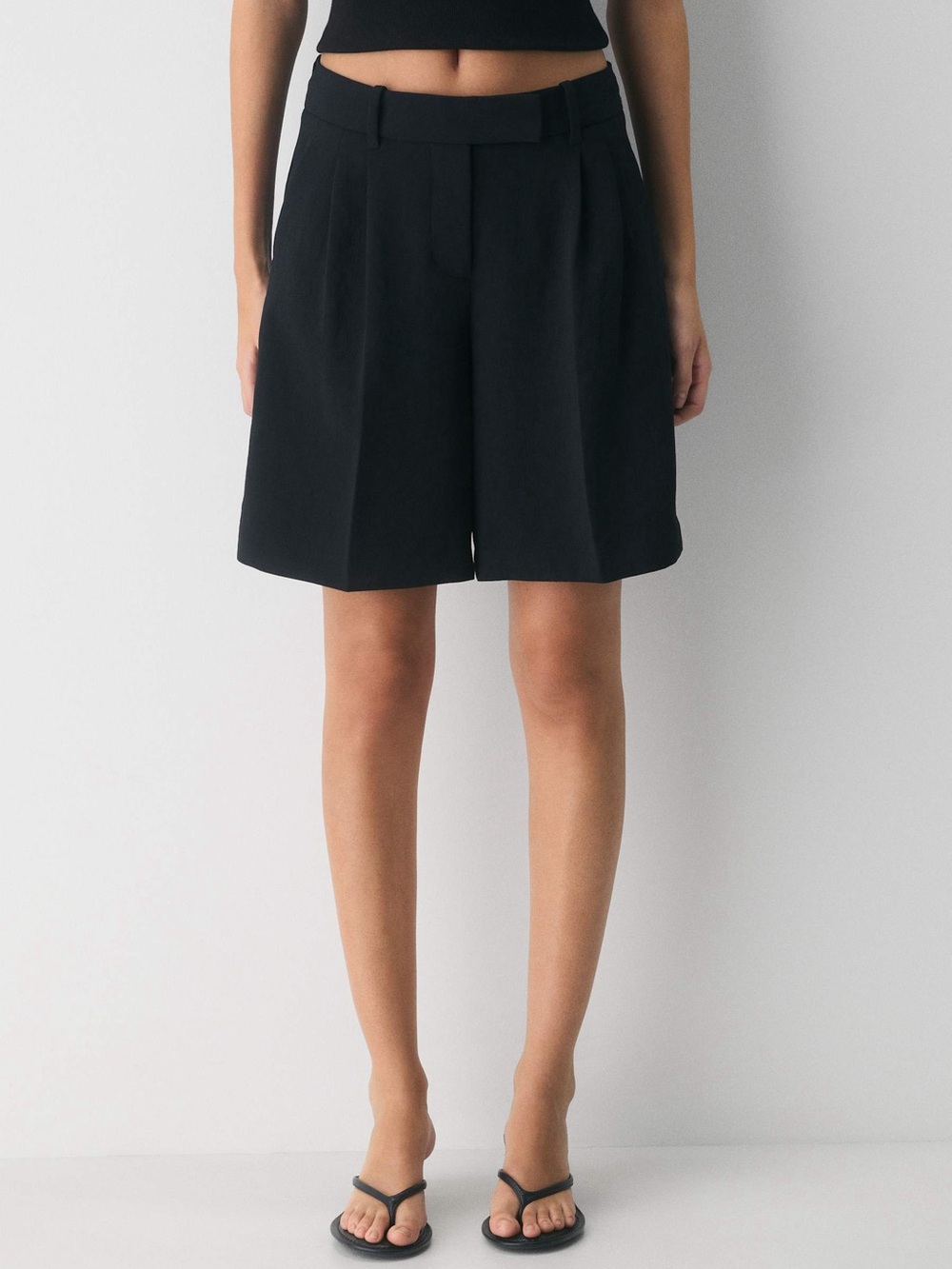 Aritzia Lunette Short Crepette Tailored Low Rise Pleated Bottoms Trousers Black